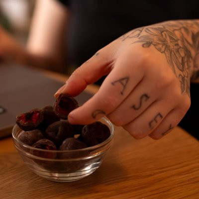 Natu CHOCS Višně v 60% hořké čokoládě 100g