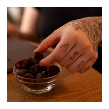 Natu CHOCS Višně v 60% hořké čokoládě 100g